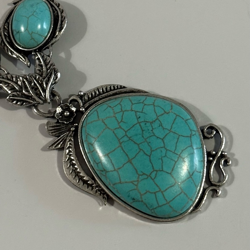 NWT.  Silver and Turquoise Antiqued Leaves Necklace. - Picture 2 of 6